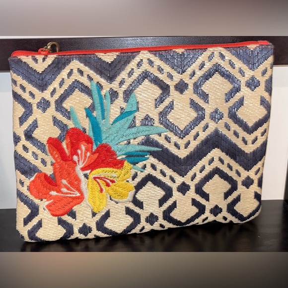 Vera Bradley Handbags - Vera Bradley Straw Beach Wristlet